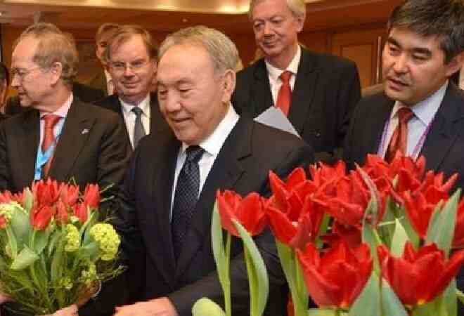 Shell басшысы Президентке "Президент Назарбаев" сортты қызғалдақты тарту етті