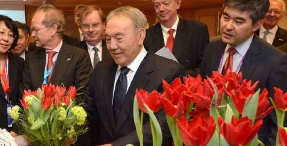 Shell басшысы Президентке "Президент Назарбаев" сортты қызғалдақты тарту етті