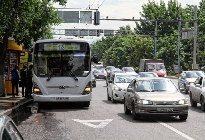 Арнайы жолақпен жүрген жеке жүргізушілерге айыппұл салынады