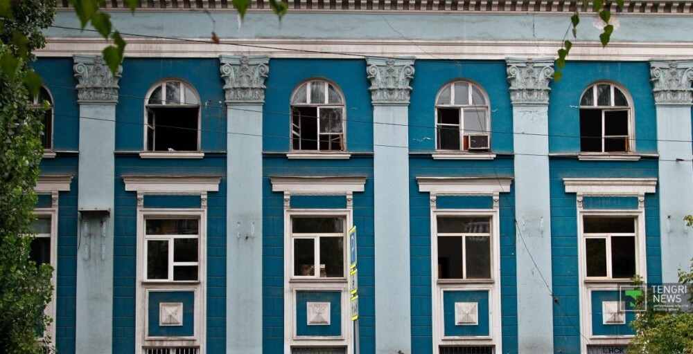 Алматы тұрғындары ескі ғимараттың сүрілуіне қарсы шығуда