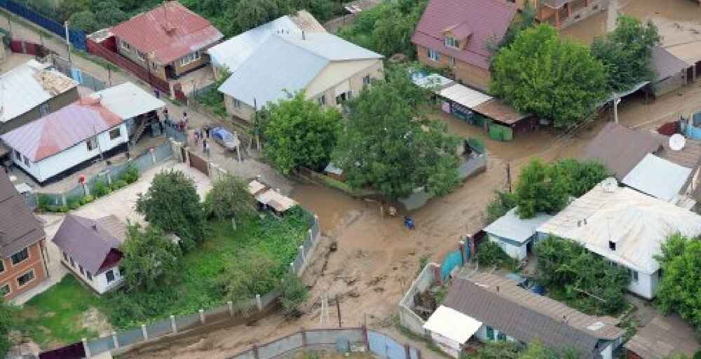 Алматыдағы селден зардап шекен 600-ге жуық адам қауіпсіз жерге көшірілді