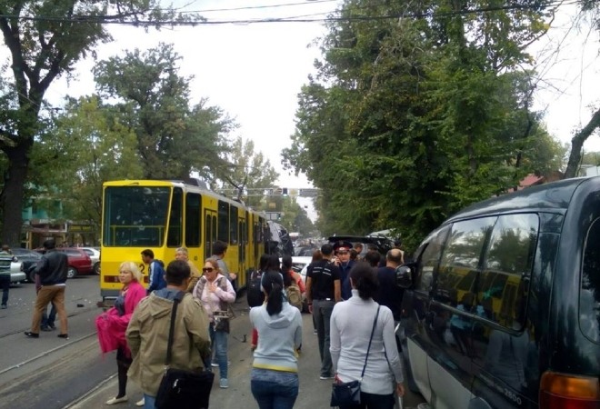 Алматыда трамвай 14 автокөлікті соқты, зардап шеккендер бар