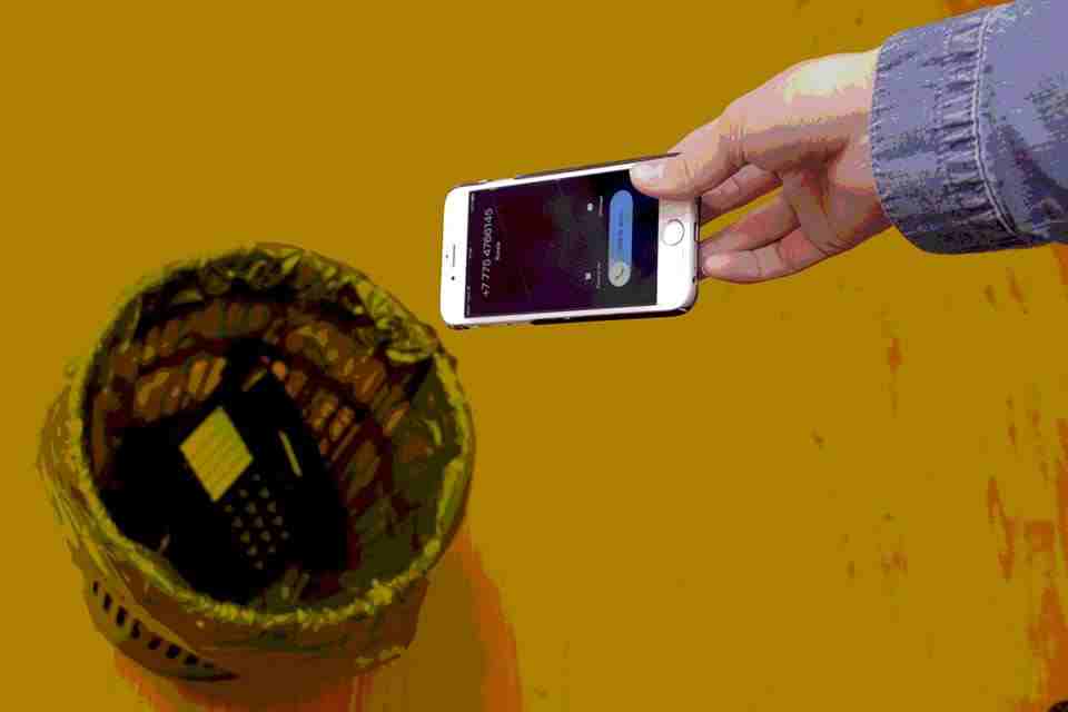 Әйел досының кеудесін сүйеді