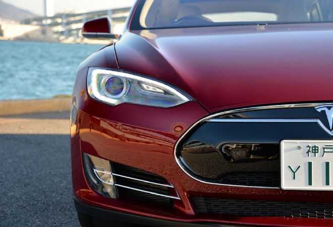 Tesla cars can park themselves