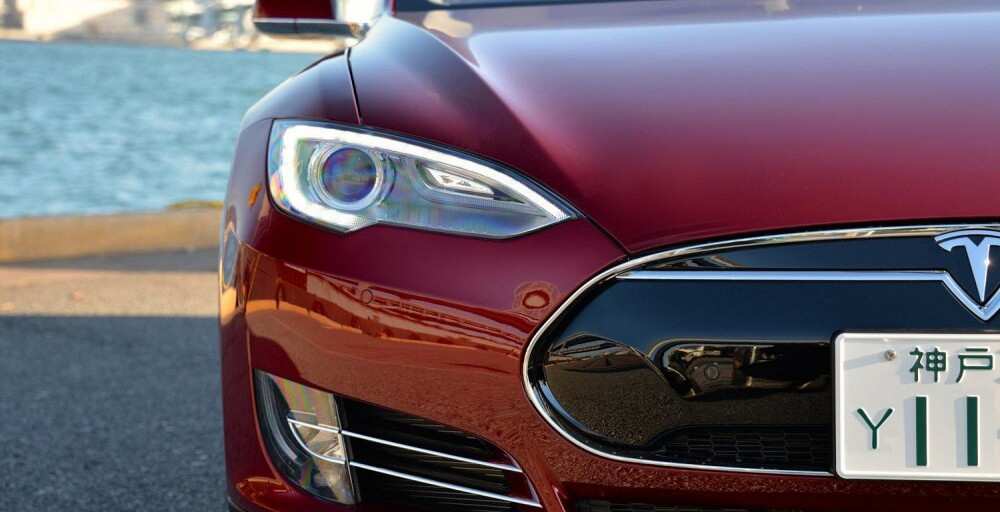 Tesla cars can park themselves