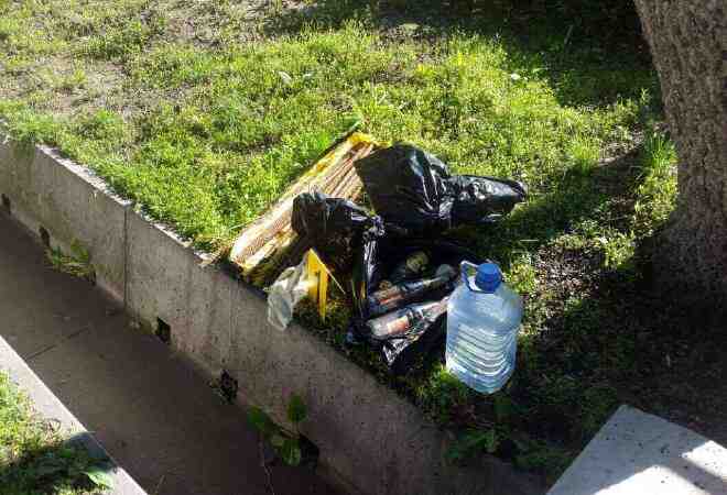 Алматыдағы Республика алаңынан жарылғыш заттар мен темір кесінділері табылған