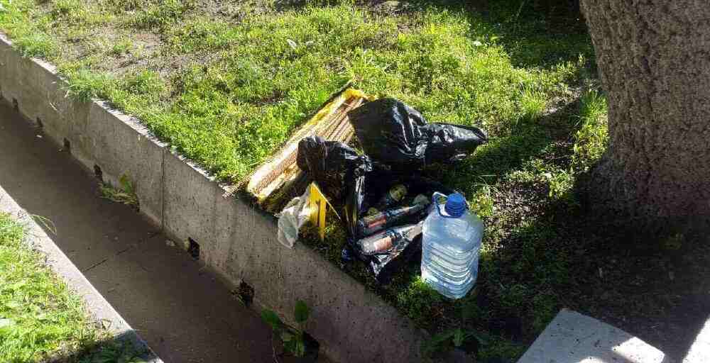 Алматыдағы Республика алаңынан жарылғыш заттар мен темір кесінділері табылған