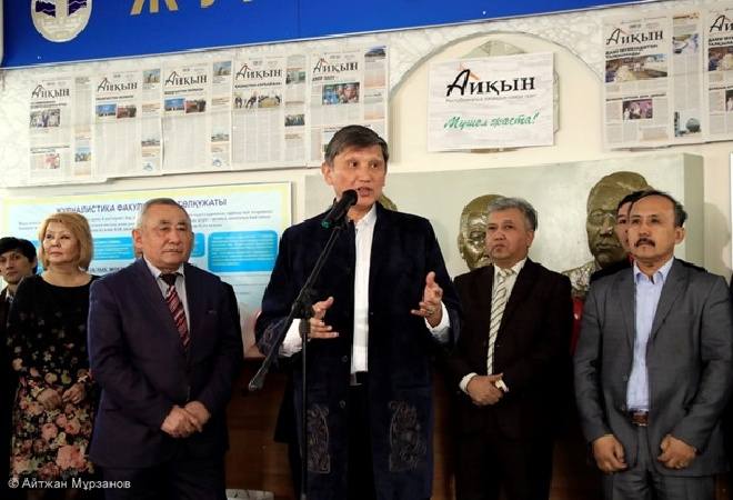 «Айқын» газеті төрт студентке шәкіртақы тағайындады