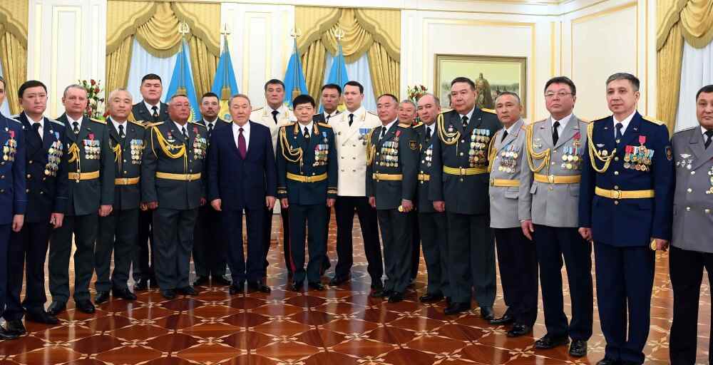 Елбасы жоғары әскери және арнаулы атақтар, сыныптық шендер тапсырды