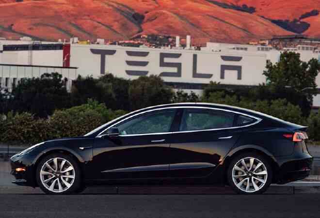 Илон Маск Tesla Model 3 көлігінің суреттерін  жариялады