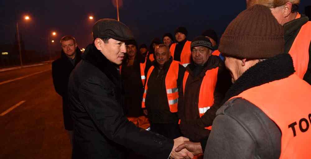 Бауыржан Байбек жұмысшыларға жаңа салынған  жол үшін алғыс айтты