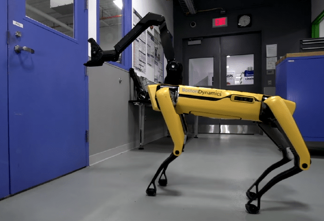 Boston Dynamics роботтарына адам әрекетіне қарсы тұруды үйретті