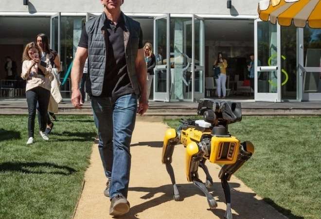 Джефф Безос Boston Dynamics атты робот итпен қыдырып жүр