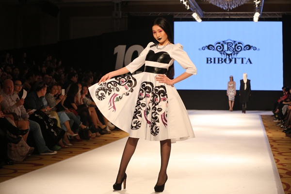 Әйел алтын жаңбыр береді