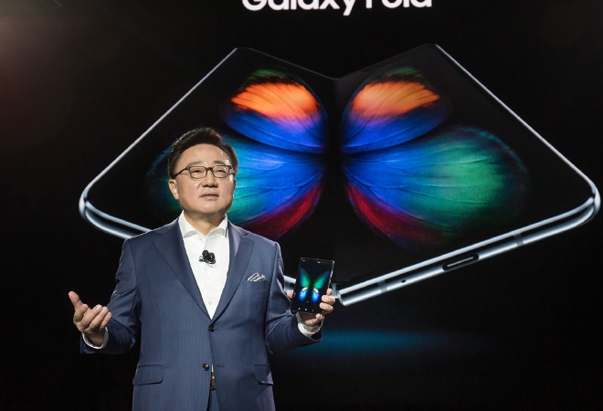 Samsung бүктелетін Galaxy Fold смартфондарын шығарды