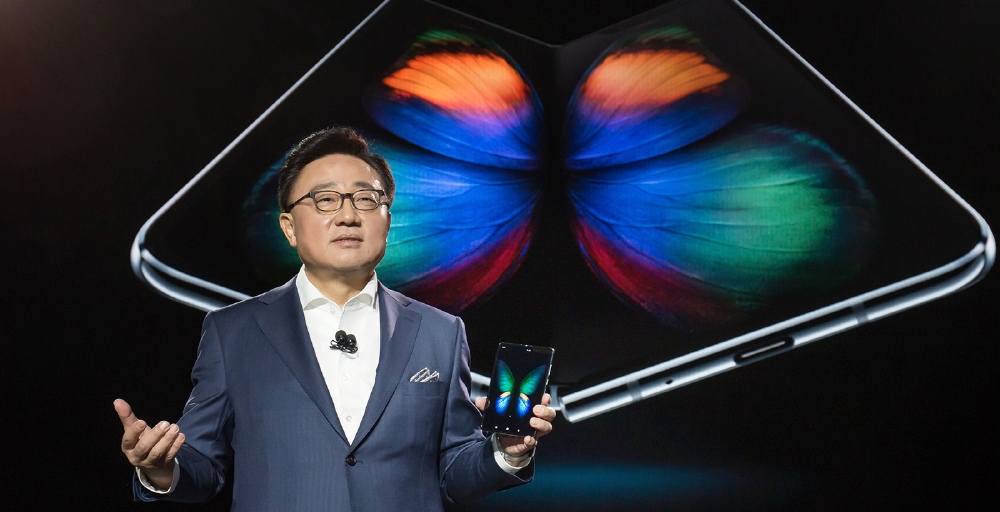 Samsung бүктелетін Galaxy Fold смартфондарын шығарды