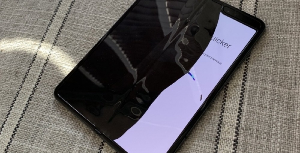 Жиналмалы Galaxy Fold алғашқы күннен сына бастады