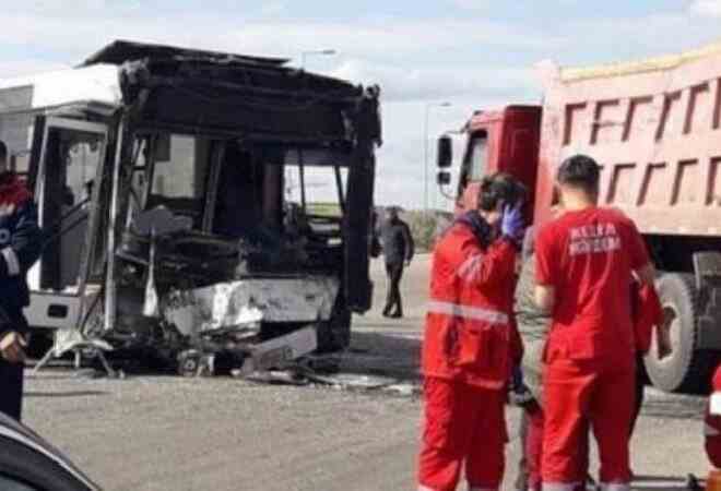 Нұр-Сұлтанда автобус пен жүк көлігі соқтығысты: 22 адам зардап шекті