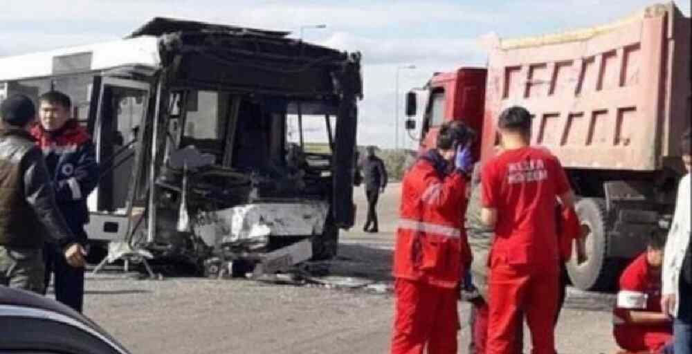 Нұр-Сұлтанда автобус пен жүк көлігі соқтығысты: 22 адам зардап шекті