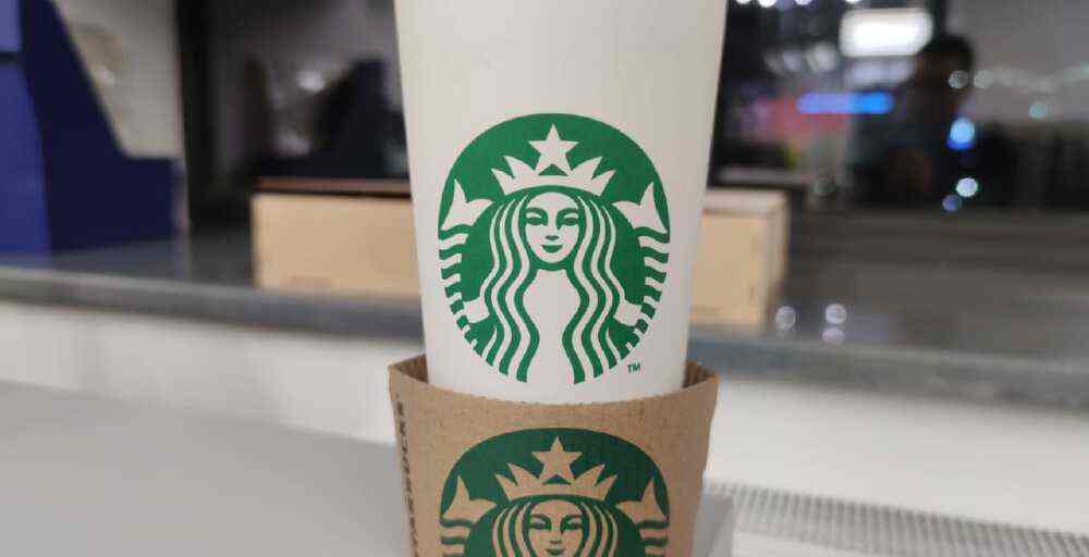 Starbucks-тың бас директоры қызметінен кетеді, компанияны негізін қалаушы басқарады