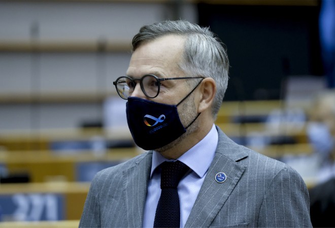 EU: 'Addiction' to Social Media Causing Conspiracy Theories