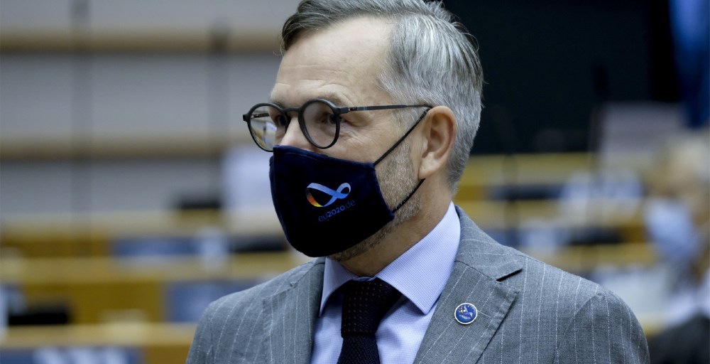 EU: 'Addiction' to Social Media Causing Conspiracy Theories