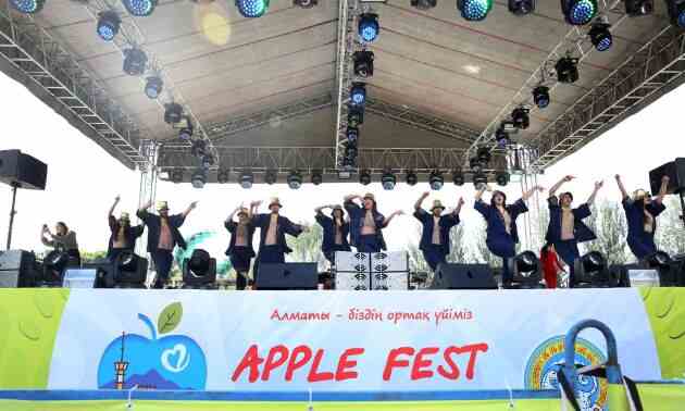 Гиннестің рекорды: Алматыда Apple Fest фестивалінде 1700 литр алма компоты дайындалды