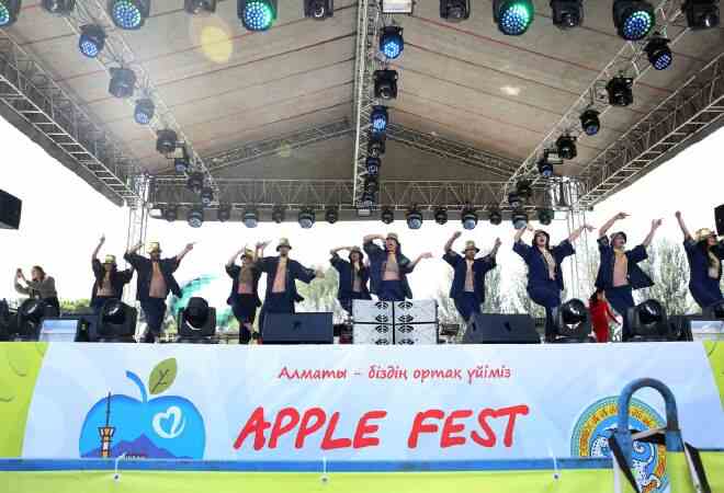 Гиннестің рекорды: Алматыда Apple Fest фестивалінде 1700 литр алма компоты дайындалды