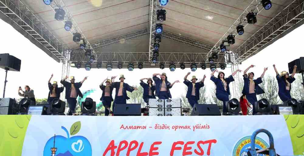 Гиннестің рекорды: Алматыда Apple Fest фестивалінде 1700 литр алма компоты дайындалды