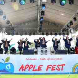 Гиннестің рекорды: Алматыда Apple Fest фестивалінде 1700 литр алма компоты дайындалды