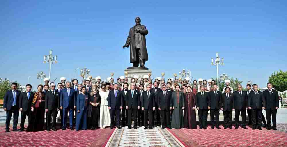 Касым-Жомарт Токаев и Гурбангулы Бердымухамедов открыли памятник Абаю в Ашхабаде