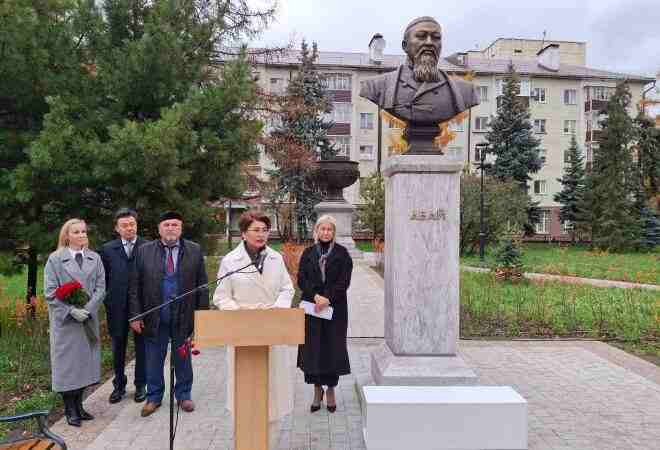 Бюст великому казахскому поэту и мыслителю Абаю Кунанбаеву открыли в Татарстане