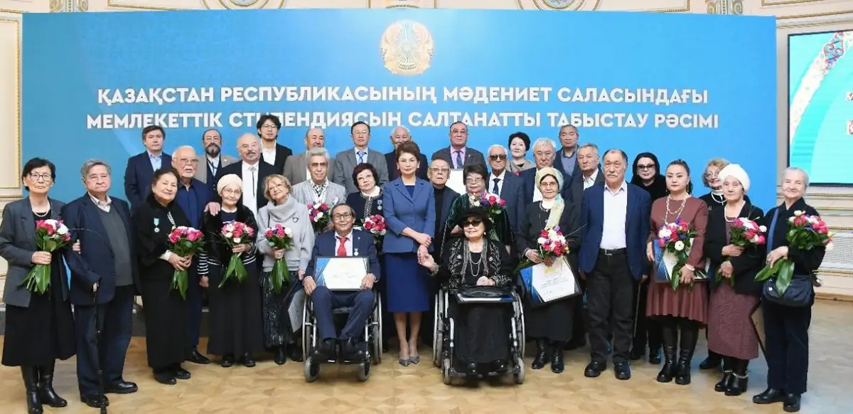 Министр зиялы қауым өкілдеріне мемлекеттік стипендияны табыстады