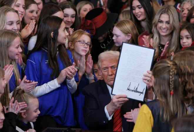 «Әйелдер спорты тек әйелдерге арналады». Трамп жаңа жарлыққа қол қойды