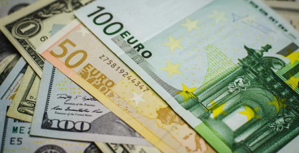 EUR/USD продолжает рост перед заседанием ФРС