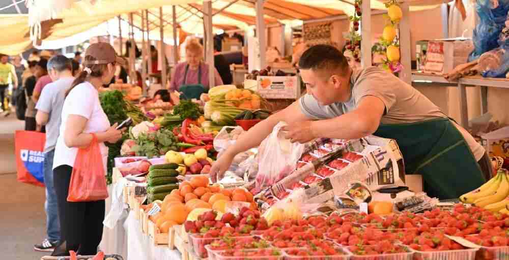 Продукты дешевле на 15–20%: ярмарки продолжаются в Алматы
