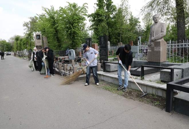 В честь 80-летия Победы: студенты прибрались у памятников ветеранам