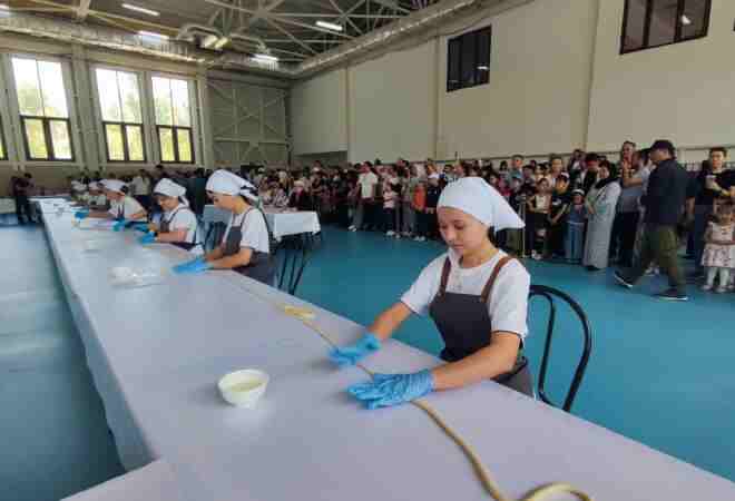 В Алматы приготовили лагман длиной 1704 метра, установив рекорд страны