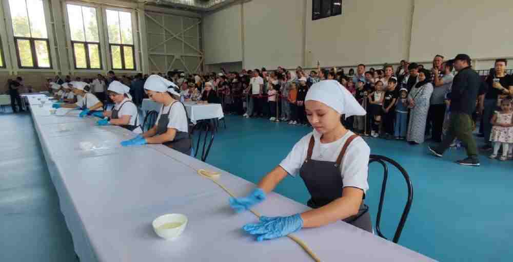 В Алматы приготовили лагман длиной 1704 метра, установив рекорд страны