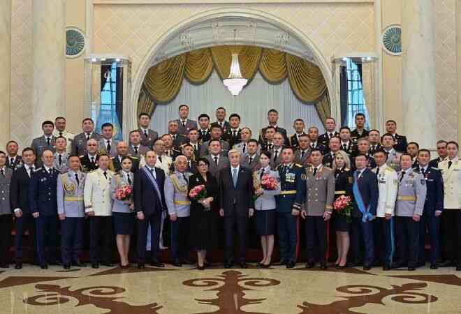 Президент  мемлекеттік наградалар мен әскери атақтарды табыстады