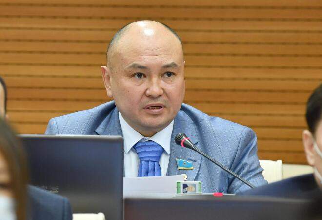 Бюджеттің 5 млрд теңгесі құмға сіңіп жатыр – депутат Ерлан Саиров 