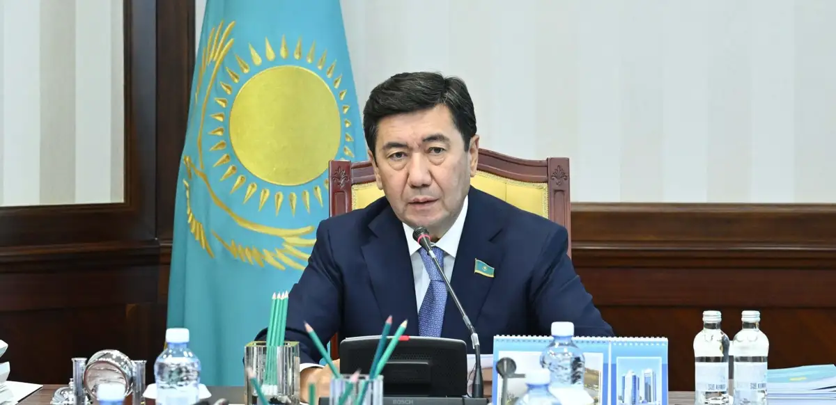 Ерлан Қошанов Мәжілістің сессиясын қорытындылады   