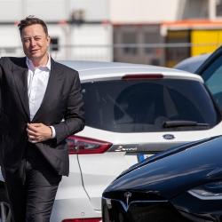 Илон Маск Tesla акцияларын 1 млрд долларға сатып алды