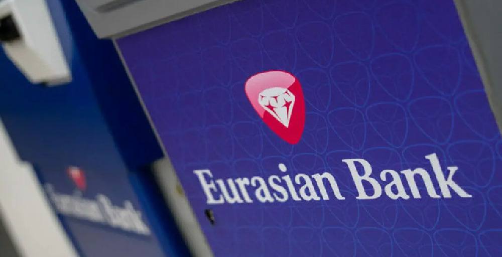 В банкоматах Евразийского банка заработало голосовое меню для слабовидящих клиентов