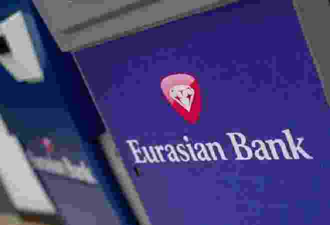 Клиентов Евразийского банка ждут изменения в тарифах по картам с конца ноября