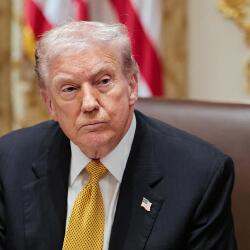 Кедендік саясаттың жемісі: Трамп әр америкалыққа 2000 доллар бермек