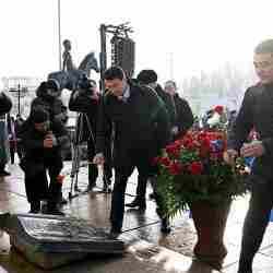 Алматыда Тәуелсіздік монументіне гүл шоқтары қойылды