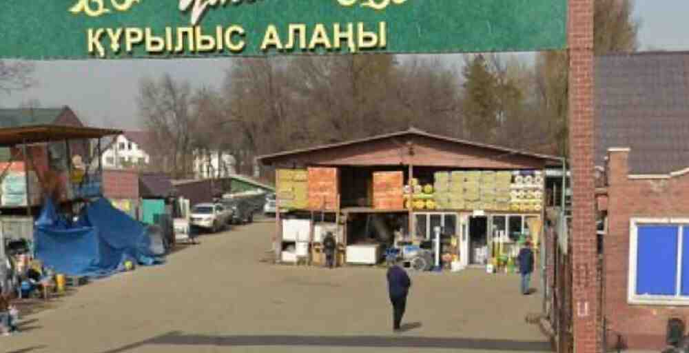 Алматыда заңсыз салынған базар сүріліп жатыр