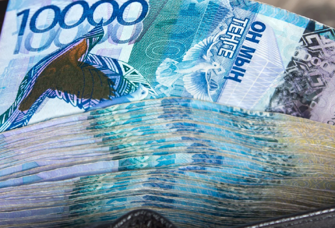 В какие банки активно несли деньги казахстанцы