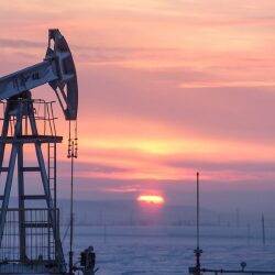 Теңіздегі мұнай өндірісі уақытша тоқтады